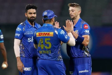 தட்டுத்தடுமாறி முதல் வெற்றியை பதிவு செய்த மும்பை அணி