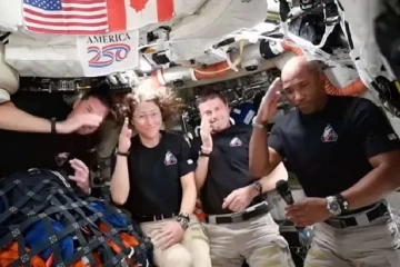 ඩොනල්ඩ් ට්‍රම්ප් ආටෙමිස් ගගනගාමීන්ට ප්‍රශංසා කරයි