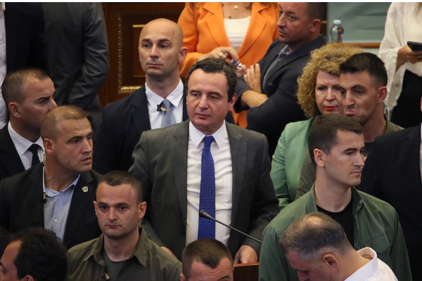 நாடாளுமன்றத்தில் நேரடியாக மோதிய எம்.பிக்கள் - கொசோவாவில் தொடரும் அமைதியின்மை | Fight Erupts In Kosovo Parliament