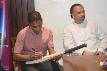 இலங்கையின் முன்னாள்  கிரிகெட் அணி வீரர்களின்  நெகிழவைத்த செயல்