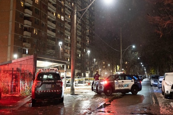 றொரன்டோவில் பயங்கர துப்பாக்கிச் சூட்டு சம்பவம் | Least Two Suspects Sought In Parkdale Shooting