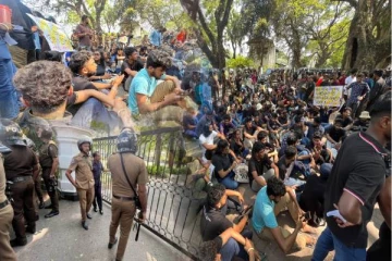 ஸ்ரீ ஜயவர்தனபுர பல்கலைக்கழகத்தின் கல்வி சாரா ஊழியர்களால் ஆர்ப்பாட்டம்: கண்ணீர்ப்புகையை பிரயோகித்த பாதுகாப்பு படையினர்