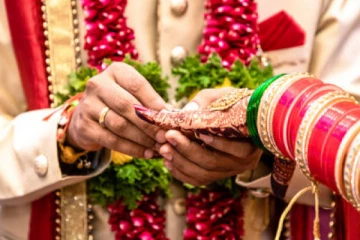 வரவேற்பு மேடையில் தகாத முறையில் நடந்துகொண்ட மணமகன்! திருமணத்தை நிறுத்திய மணப்பெண்