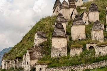 கிராமம் முழுவதும் கல்லறைகள்: மர்மங்கள் நிறைந்த மலைப்பகுதி