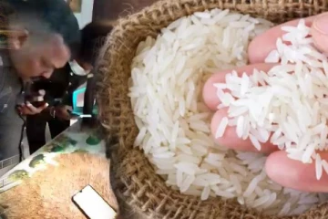 வவுனியா கூமாங்குளம் கிராம அலுவலகத்தில் பழுதடைந்த அரிசி மீட்பு : சுகாதார பிரிவினரினால் சீல் வைப்பு