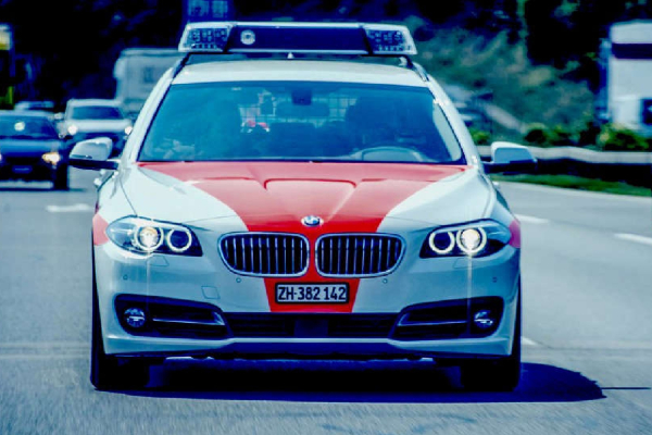 பெண்ணொருவரை அடித்து தரதரவென இழுத்துச் சென்ற சுவிஸ் பொலிசார்: பின்னர் தெரியவந்த உண்மை | Fake Police Officers Arrested For Robbery In Swiss