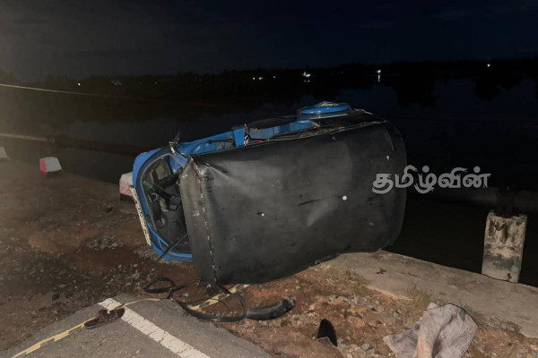 வெள்ளம் ஏற்படுத்திய பள்ளத்தில் முச்சக்கர வண்டி கவிழ்ந்து விபத்து! | Accident Three Wheeler Overturns Flooded Ditch