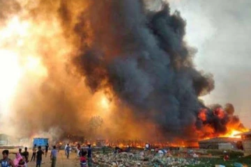 லொறியுடன் மோதி வெடித்துச் சிதறிய எரிபொருள் டேங்கர்... 90 பேர் பலி! பதைபதைக்க வைக்கும் காட்சி