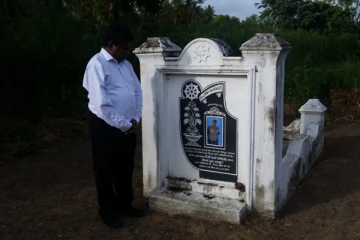 மெய்ப்பாதுகாவலரின் கல்லறைக்கு சென்று அஞ்சலி செலுத்திய நீதிபதி இளஞ்செழியன்!