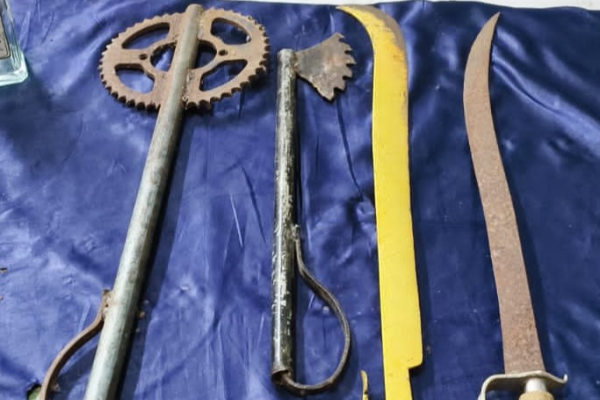 ஒரே வீட்டிற்குள் தங்கியிருந்த 19 பேர் ; சோதனையில் மீட்கப்பட்ட அதிர்ச்சி தரும் பொருட்கள் | 19 In One House Raid Uncovers Shocking Items