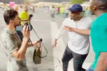 கத்தார் உலகக்கோப்பையில் இளைஞரை முரட்டுத்தனமாக எட்டி உதைத்த கால்பந்து ஜாம்பவான்! அதிர்ச்சி வீடியோ