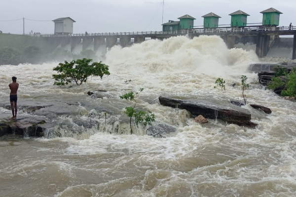 மட்டக்களப்பில் 4 அடி உயரத்துக்கு பாய்ந்தோடும் வெள்ளம்; போக்குவரத்து துண்டிப்பு | Flooding In Batticaloa Traffic Stop Kiran Bridge