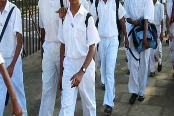பாடசாலை ஒன்றின் வளவுக்குள் பெண்ணொருவர் அதிரடிப்படையினரால் கைது! | Woman Was Arrested By Sale Herion School Campus