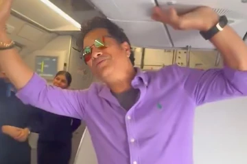 பொருளாதார வகுப்பில் பயணித்த சச்சின் டெண்டுல்கர்: விமானத்தில் கோஷங்களை எழுப்பிய ரசிகர்கள்