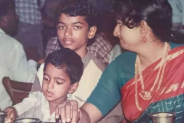 விஜய் மடியில் அமர்ந்து உணவு சாப்பிடும் இந்த குழந்தை யார் தெரியுமா.. நீங்களே பாருங்க