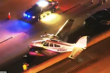 புளோரிடாவில் வீதியில் தரையிறங்கிய விமானம் கார் மீது மோதி விபத்து