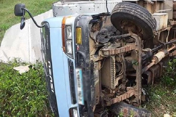 60 அடி பள்ளத்தில் பாய்ந்த பாரவூர்தி; சாரதிக்கு நேர்ந்த கதி