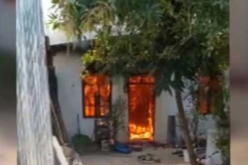 கொழும்பில் பாரிய தீ விபத்து : முற்றாக எரிந்த வீடு!