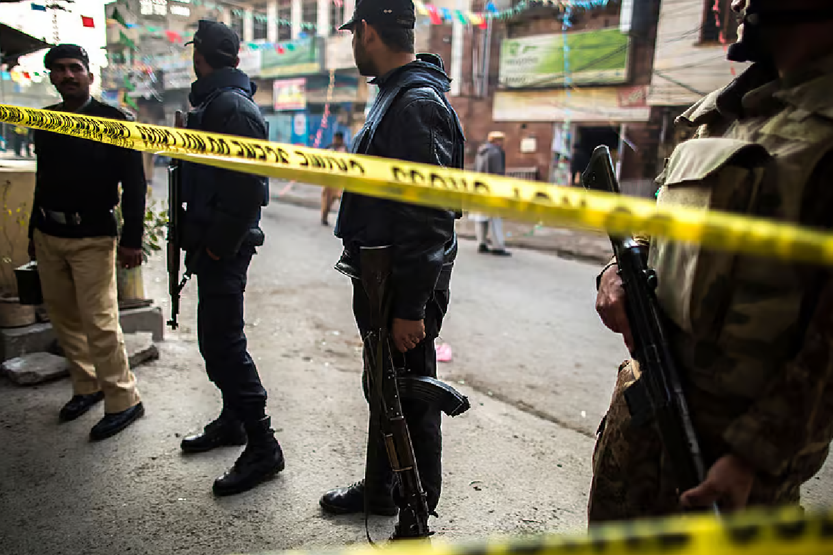 பாகிஸ்தானில் மசூதிக்கு அருகில் வெடிகுண்டு தாக்குதல் ; 15 பேர் பலி | Bomb Blast Near Mosque In Pakistan