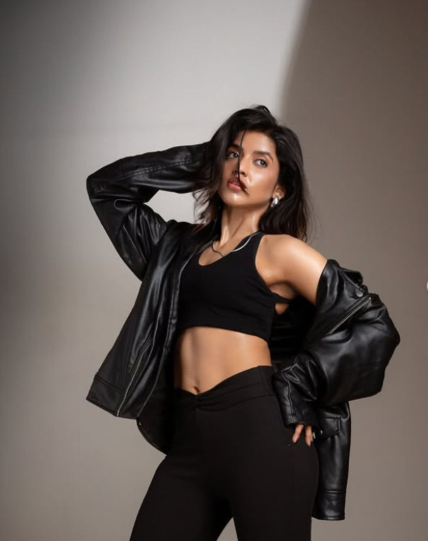 அய்யனார் துணை சீரியலில் சந்தாவாக நடிக்கும் சுவாதி போட்டோஸ் 2 Gallery