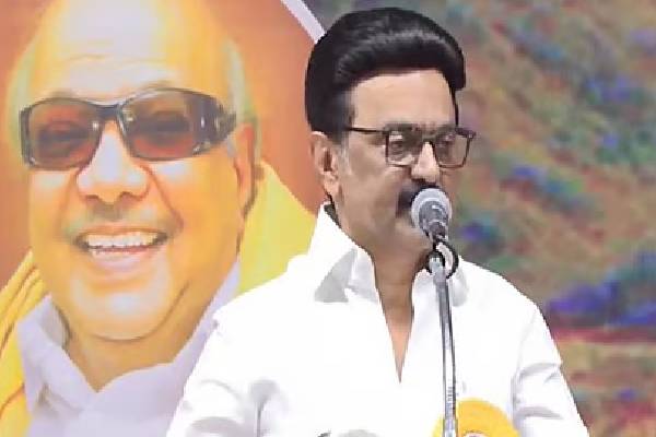 காலில் விழுந்த பின் கர்ச்சீப் எதற்கு? இபிஎஸ்ஸை சாடிய ஸ்டாலின் - டெல்லியில் என்ன நடந்தது? | Mk Stalin Slams Edappadi Karur Meeting