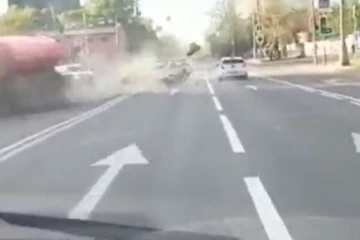 வெடித்து சிதறிய பைக்... நடுநடுங்க செய்யும் சாகசம்! அதிர வைத்த காட்சி