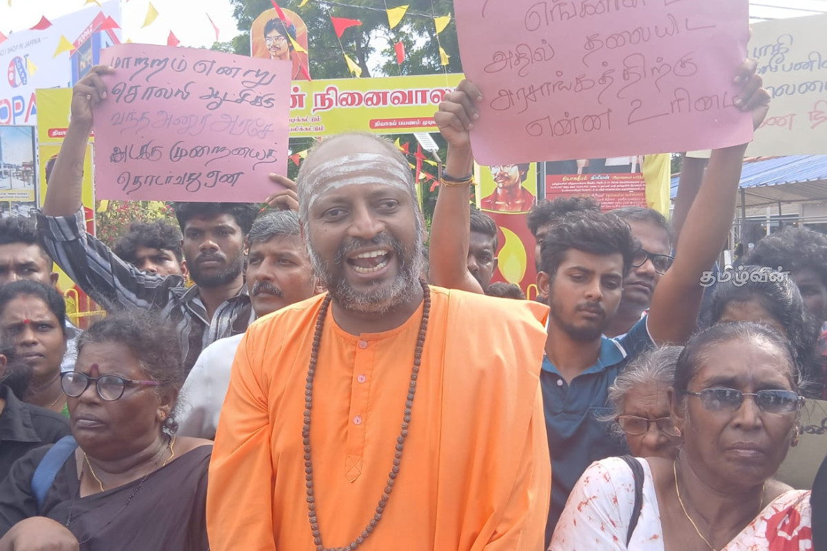 சிலையை அகற்றியது பொலிஸார் : பட்டப் பகலில் பொய் கூறும் அமைச்சர் - வேலன் சுவாமிகள் காட்டம் | Police Removed The Statueminister Lies