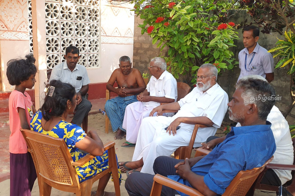 காணாமல் போன கடற்றொழிலாளர்களின் உறவினர்களை சந்தித்த டக்ளஸ் | Douglas Meets Relatives Of Missing Fishermen காணாமல் போன கடற்றொழிலாளர்களின் உறவினர்களை சந்தித்த டக்ளஸ் | Douglas Meets Relatives Of Missing Fishermen