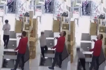 செல்போனை பார்த்துக் கொண்டு சென்ற நபர் திடீரென பள்ளத்தில் விழுந்த அதிர்ச்சி வீடியோ!