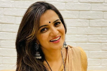 நடனமாடி கொண்டிருந்த டிடி மீது எறியப்பட்ட செருப்பு! இணையத்தில் பரவி வரும் வீடியோ..