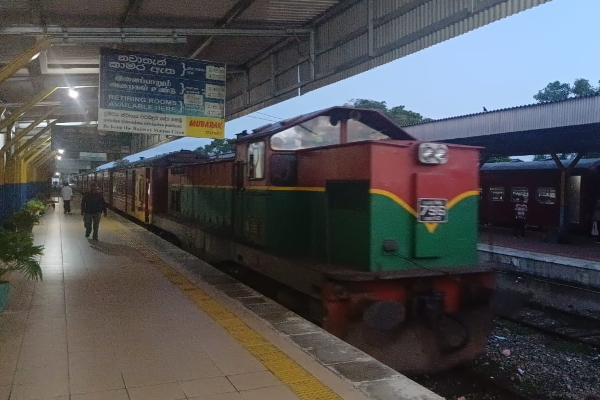 மட்டக்களப்பு - கொழும்பு இரவு தொடருந்து சேவை மீண்டும் ஆரம்பம் | Batticaloa Colombo Night Train Service Resumes மட்டக்களப்பு - கொழும்பு இரவு தொடருந்து சேவை மீண்டும் ஆரம்பம் | Batticaloa Colombo Night Train Service Resumes