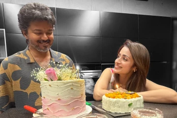 நள்ளிரவில் த்ரிஷா உடன் கேக் வெட்டிய விஜய்.. த்ரிஷாவின் பதிவு இணையத்தில் படுவைரல்