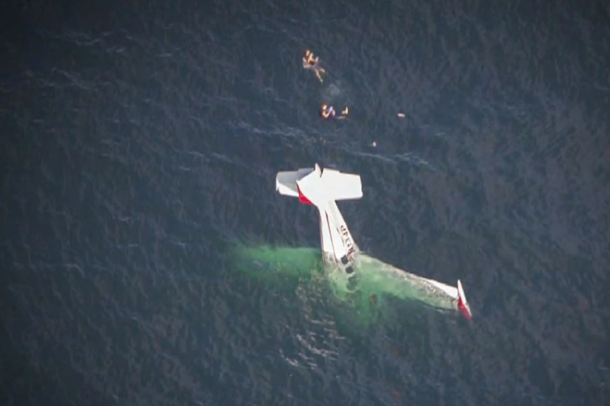 நடு கடலில் விழுந்த சிறிய ரக விமானம் ; 6 பேர் பலி | Small Plane Crashes Into Sea Six Killed
