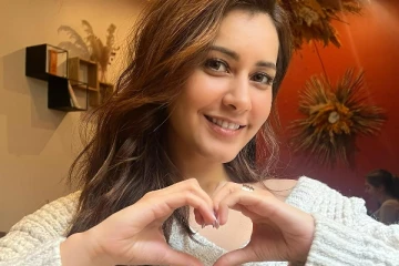 ராசி கண்ணா வெறும் கோட் உடன் எல்லைமீறி கிளாமர் போட்டோஷூட்