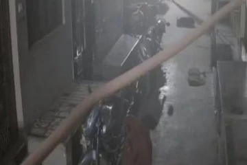 சாலையில் நின்றிருந்த மோட்டார் சைக்கிளை பெற்றோல் ஊற்றி எரித்த பெண்! பரபரப்பு சம்பவம்