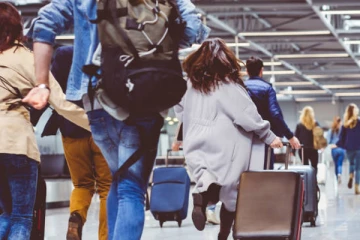 விமானநிலையத்தில் பயணியை சோதனையிட்டதால் காப்பாற்றப்பட்ட 16 சிறுவர்கள்!