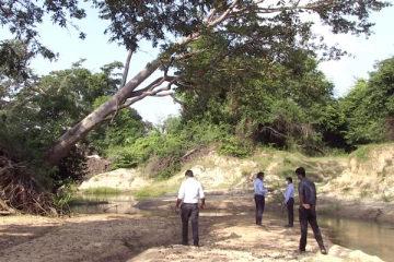 சட்டவிரோத மணல் அகழ்வை கட்டுப்படுத்த முடியாது திணறும் கிளிநொச்சி: இராணுவ காலரண்களை அமைக்கவும் முடிவு(Photos)