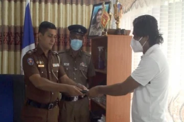 ஆயிரக்கணக்கான  ரூபாய் பணத்தை  கண்டெடுத்த பொலிஸ் அதிகாரி:செய்த காரியம்