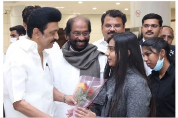 உக்ரைனில் இருந்து தமிழகம் வந்த மாணவர்களை முதலமைச்சர் மு.க.ஸ்டாலின் பூங்கொத்து கொடுத்து வரவேற்றார்