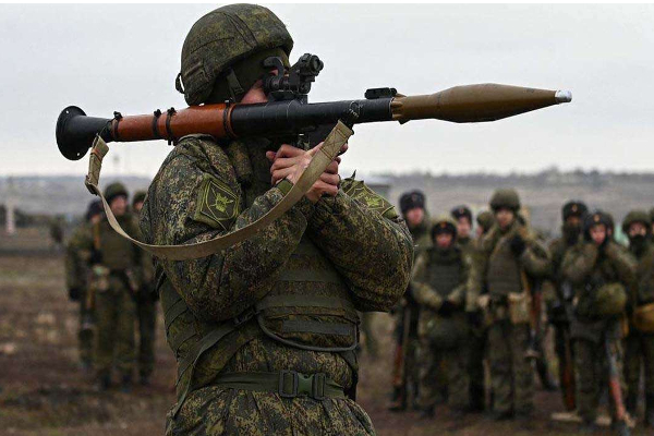 “உக்ரைன் நாட்டில் சிக்கியுள்ள மகனை மீட்டு கொடுங்கள்” - மத்திய மாநில அரசுகளுக்கு தமிழக மாணவனின் பெற்றோர் வேண்டுகோள் | Palaiyankottai Student Stuck In Ukraine Parent Req