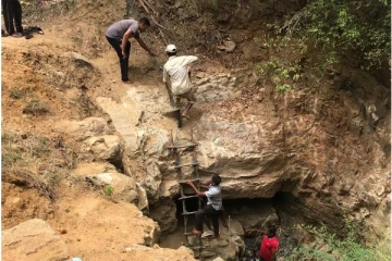 கிணறு தோண்டுவதைப் போன்று புதையல் தோண்ட முற்பட்ட இருவர் கைது! (படங்கள்)