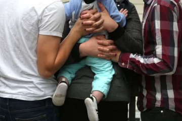 ஒரு குழந்தை இரு தாய்கள்... வழக்கில் வித்தியாசமாக தீர்ப்பு வழங்கிய கனேடிய நீதிபதி