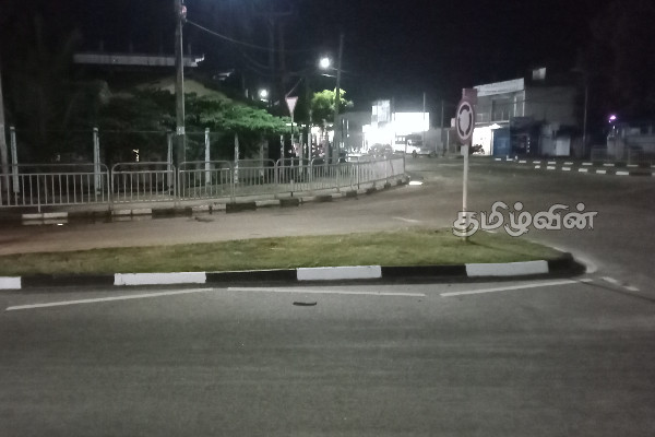 முல்லைத்தீவில் போக்குவரத்துக்கு இடையூறாக அமைந்த செயல் - பொதுமக்கள் விசனம் (Photos) | Traffic Obstruction In Mullaithivi Public Complain