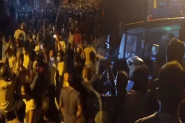 ஜனாதிபதியின் வீட்டுக்கு அருகில் போராட்டம் நடத்தும் மக்கள் மீது தாக்குதல்