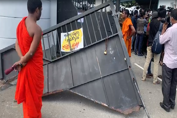 இராணுவ வீரர் மற்றும் பொலிஸ் உத்தியோகஸ்தர் மீது தாக்குதல் | Army Police Filling Station Attack
