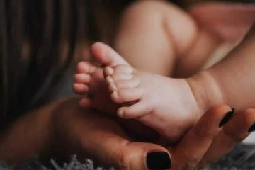 சானிடைசரை தெளித்து தாய் செய்த செயல்! துடிதுடித்து உயிரிழந்த 7 மாத குழந்தை.. பதறவைக்கும் சம்பவம்