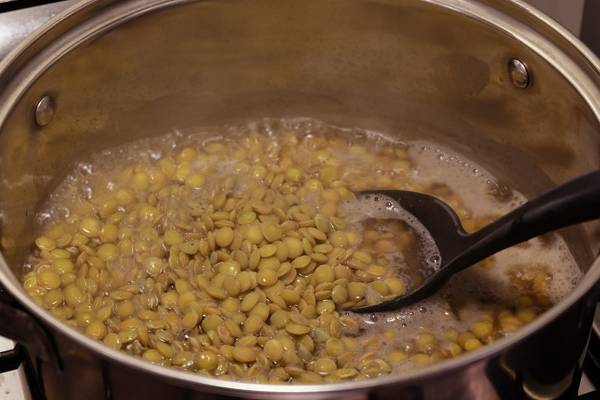 பருப்பை வேக வைக்கும் போது வரும் நுரை - இதை சாப்பிடலாமா? | Why Does Foam Form When Boiling Lentils