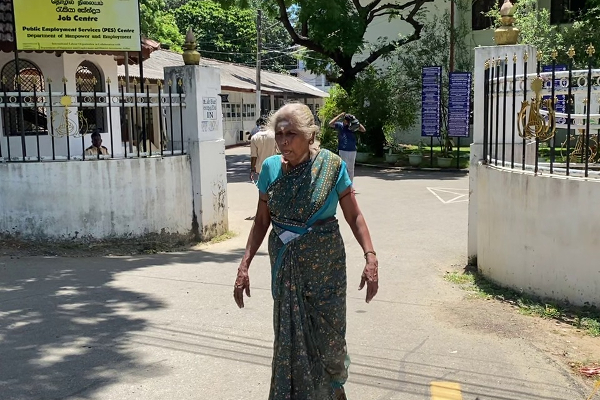 சாந்தனை நாட்டுக்கு அழைக்க போராட்டத்தில் குதித்த தாய்! (படங்கள்) | Letter To Ranil Permision Go To Shanthan Mother