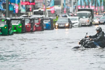 வெள்ளத்தால் மேல் மற்றும் தென் மாகாண வீதிகள் முடக்கம்