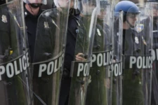 வெளிநாடொன்றில் பொலிஸ் காவலில் இருந்த கருப்பினத்தவர் உயிரிழப்பு: வெடித்தது கலவரம்!